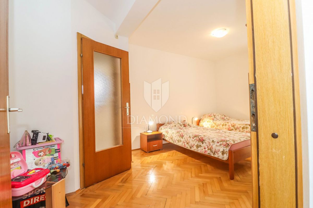 Pula, Veli Vrh, hiša z bazenom, garažo in teraso