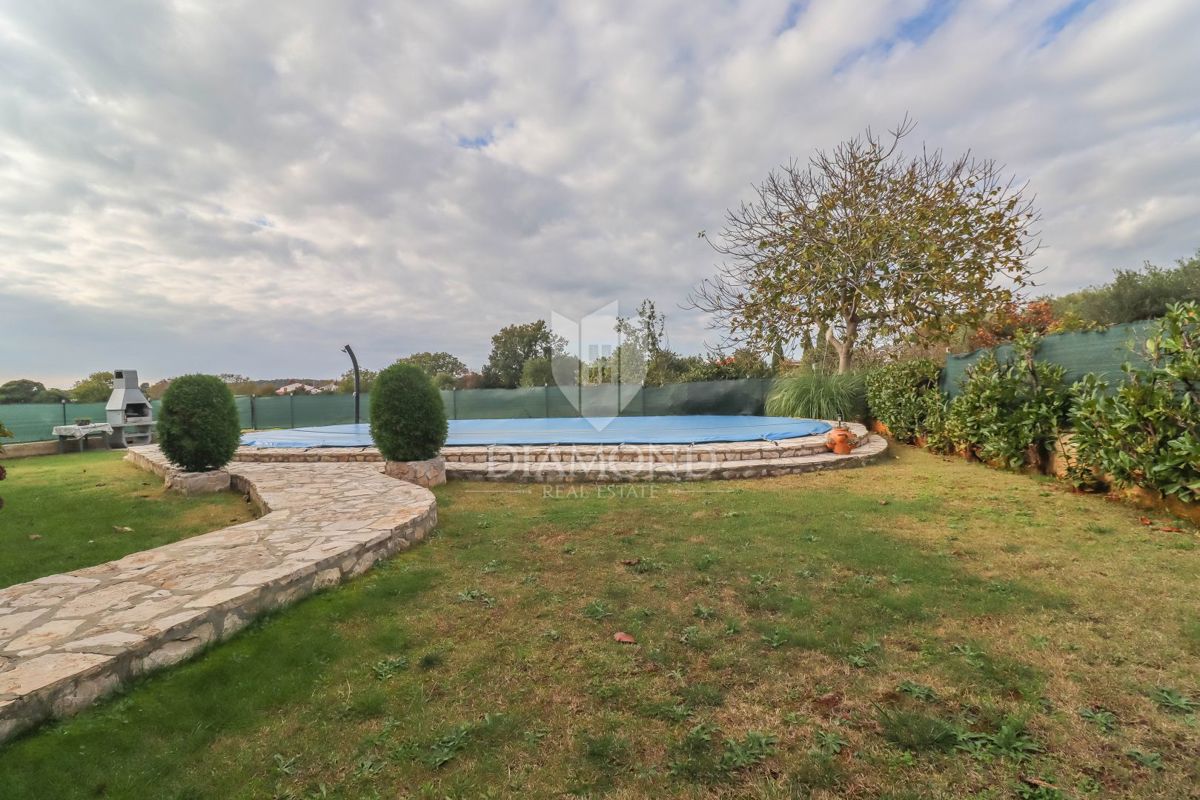 Pula, Veli Vrh, hiša z bazenom, garažo in teraso