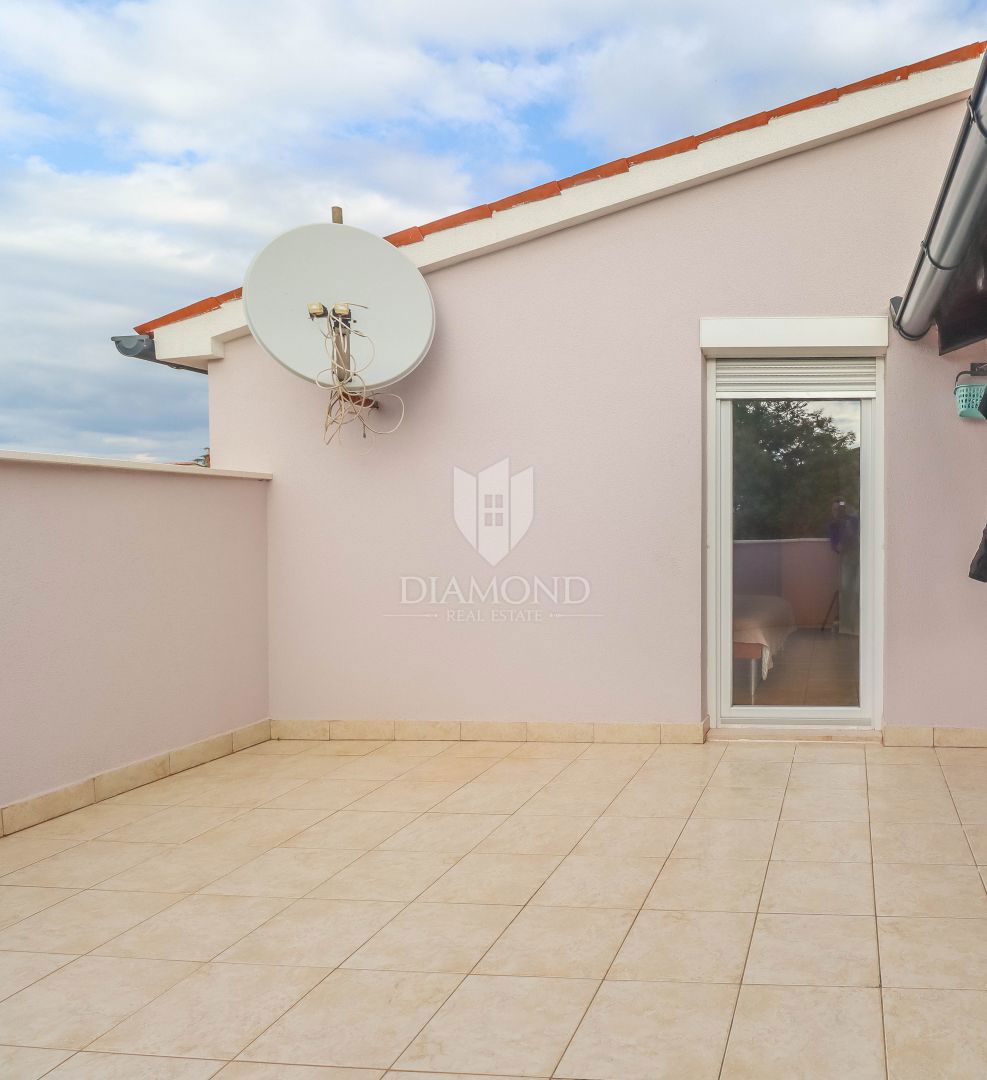 Pula, Veli Vrh, hiša z bazenom, garažo in teraso