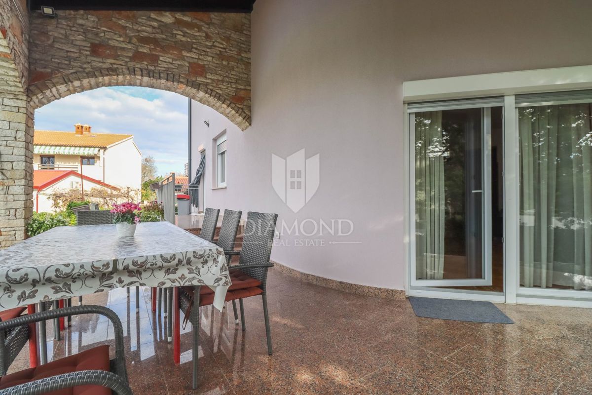 Pula, Veli Vrh, hiša z bazenom, garažo in teraso