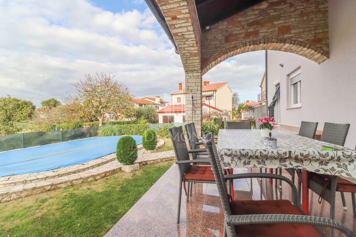 Pula, Veli Vrh, hiša z bazenom, garažo in teraso