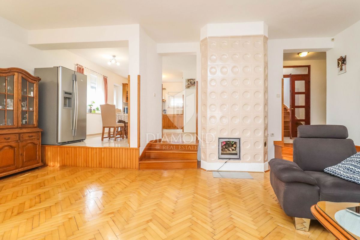 Pula, Veli Vrh, hiša z bazenom, garažo in teraso