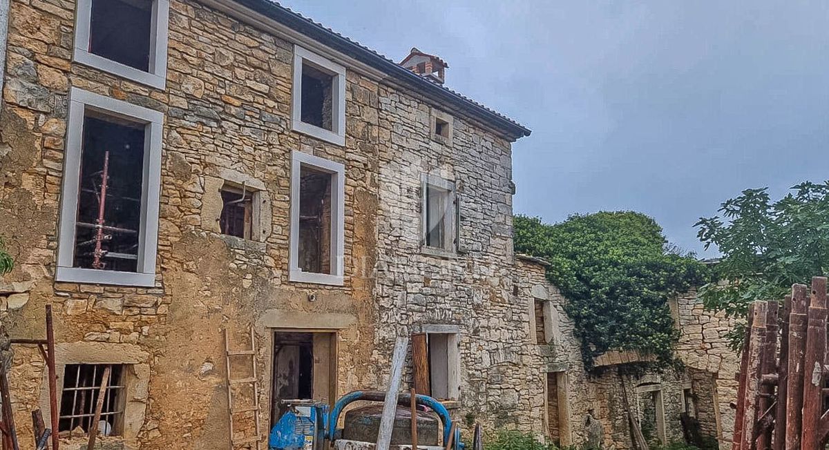 Istrsko posestvo z več kamnitimi hišami in odličnim investicijskim potencialom – območje Vodnjana