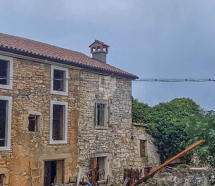 Istrsko posestvo z več kamnitimi hišami in odličnim investicijskim potencialom – območje Vodnjana