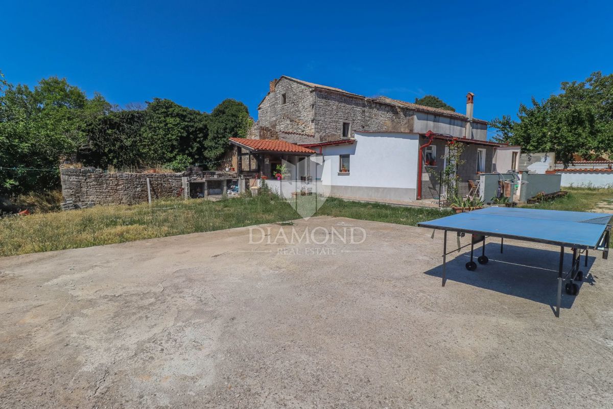 Istrsko posestvo z več kamnitimi hišami in odličnim investicijskim potencialom – območje Vodnjana