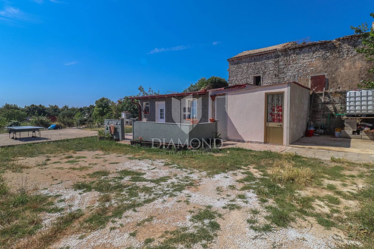 Istrsko posestvo z več kamnitimi hišami in odličnim investicijskim potencialom – območje Vodnjana