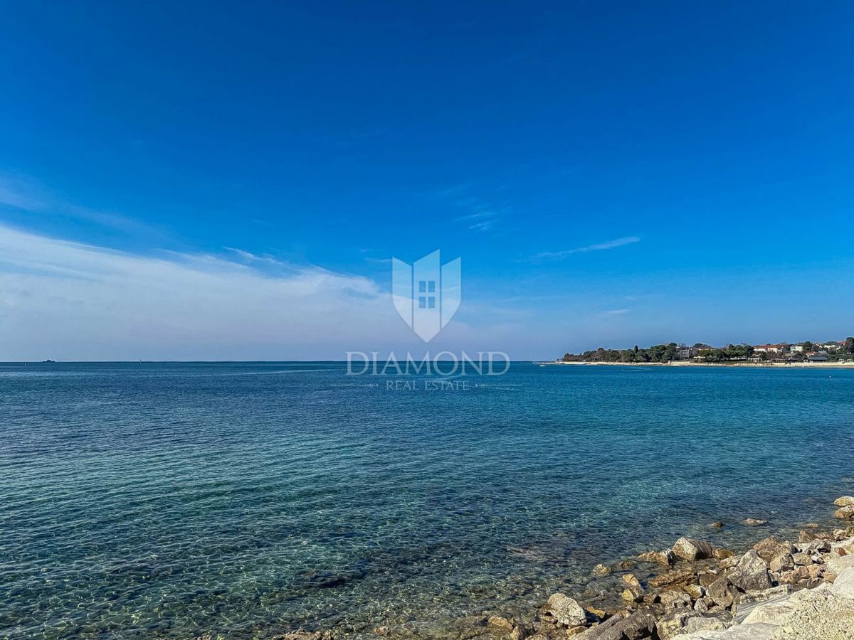 Umag- okolica, moderen stan blizu plaže z 2 parkirnima mestoma!