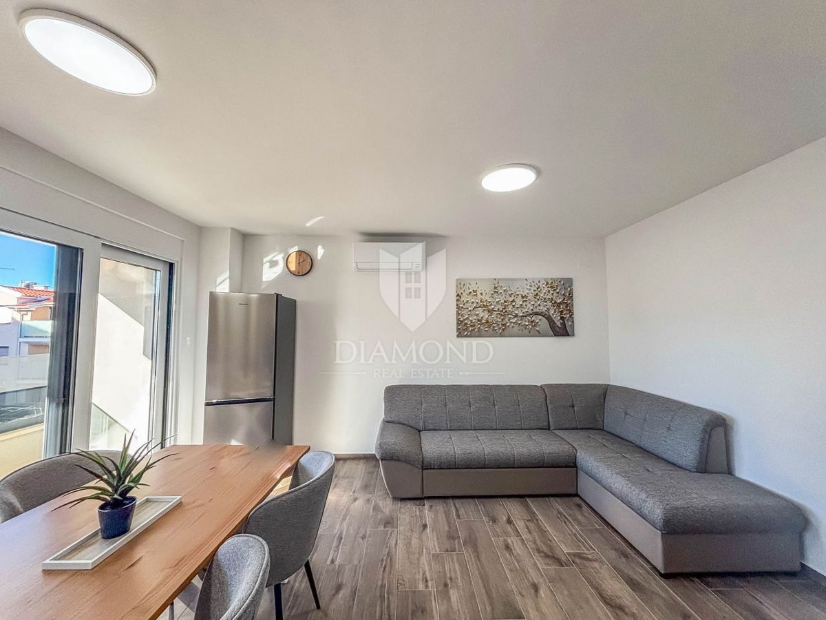 Umag- okolica, moderen stan blizu plaže z 2 parkirnima mestoma!