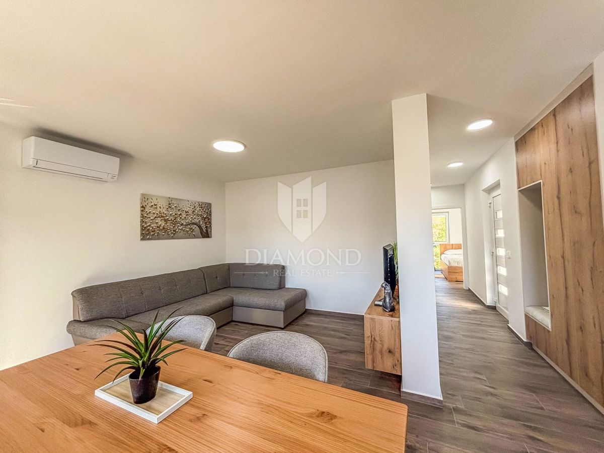 Umag- okolica, moderen stan blizu plaže z 2 parkirnima mestoma!