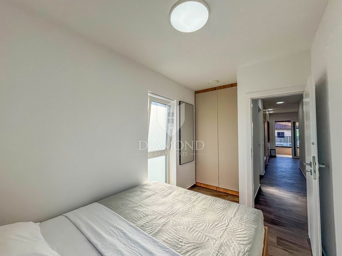 Umag- okolica, moderen stan blizu plaže z 2 parkirnima mestoma!