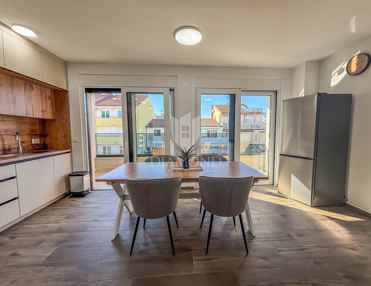 Umag- okolica, moderen stan blizu plaže z 2 parkirnima mestoma!