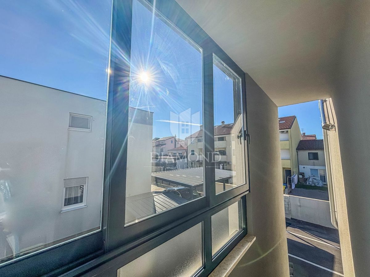 Umag- okolica, moderen stan blizu plaže z 2 parkirnima mestoma!