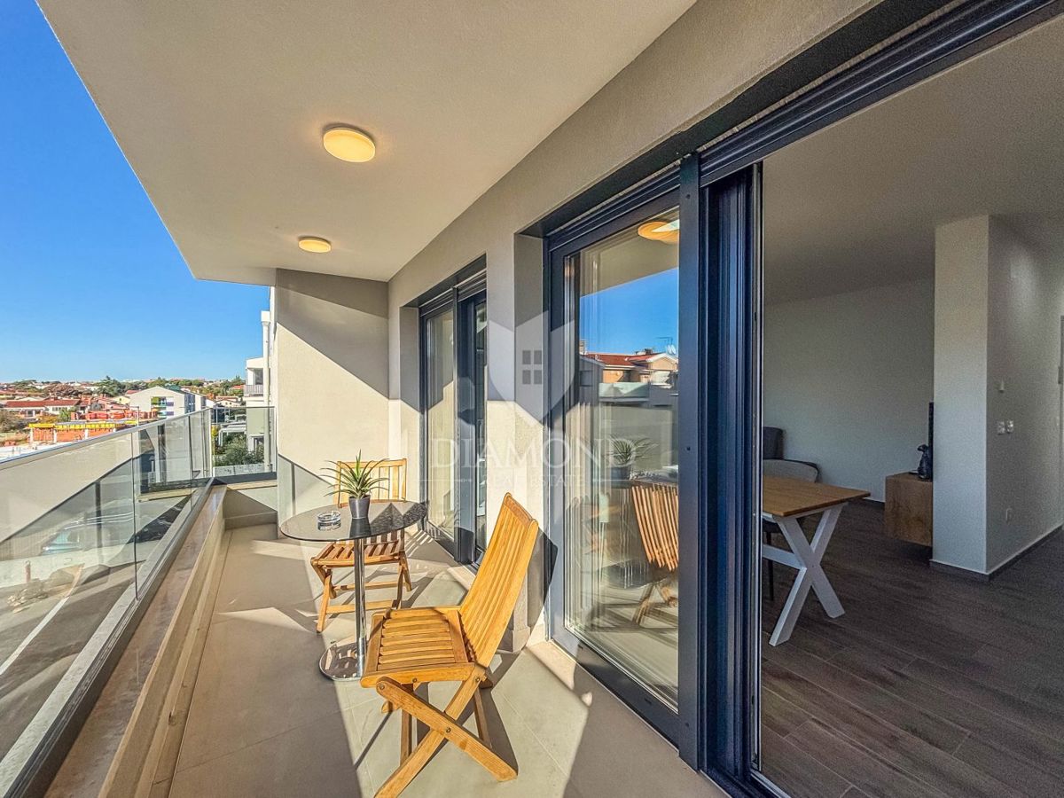 Umag- okolica, moderen stan blizu plaže z 2 parkirnima mestoma!