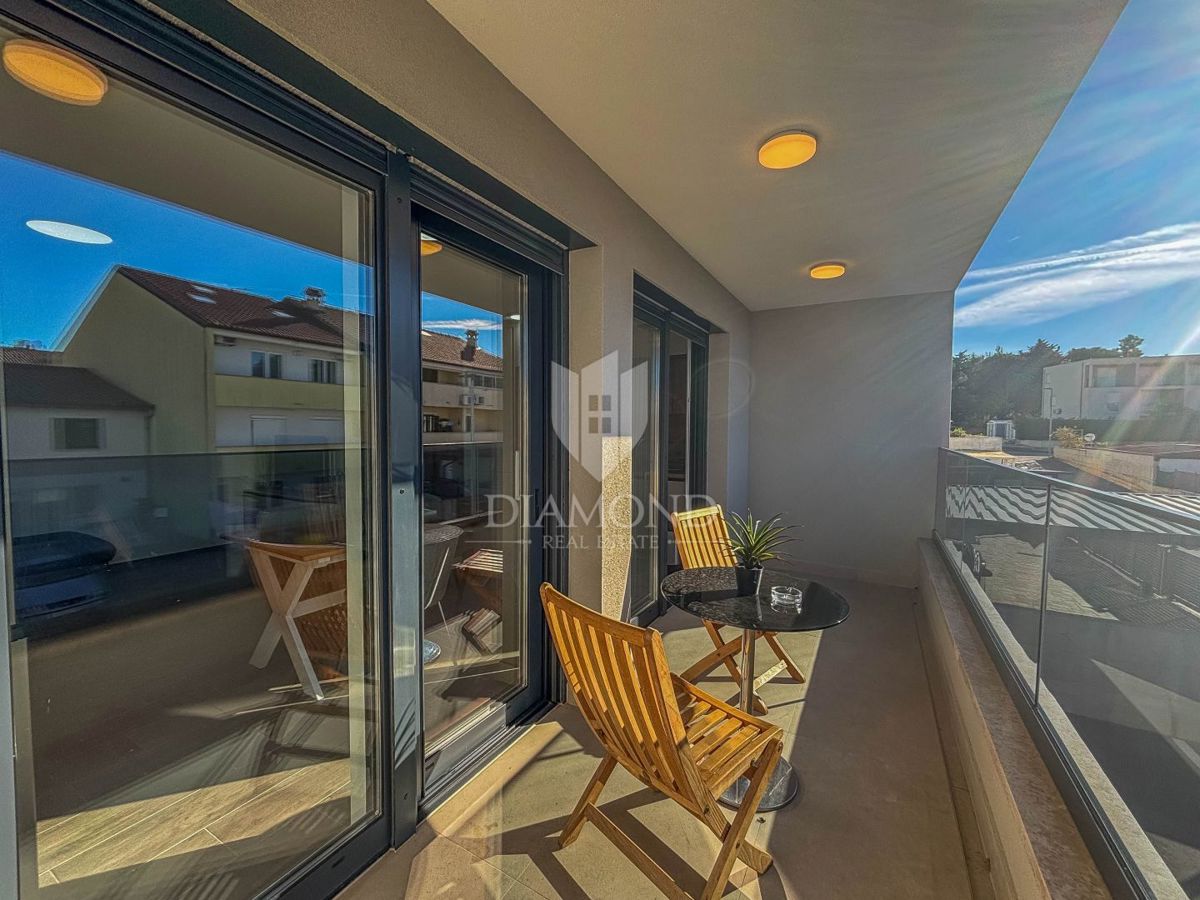 Umag- okolica, moderen stan blizu plaže z 2 parkirnima mestoma!