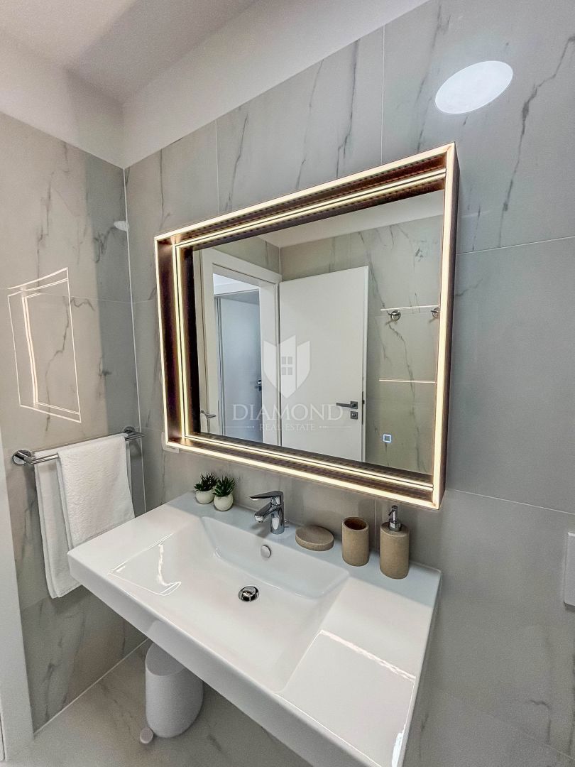 Umag- okolica, moderen stan blizu plaže z 2 parkirnima mestoma!