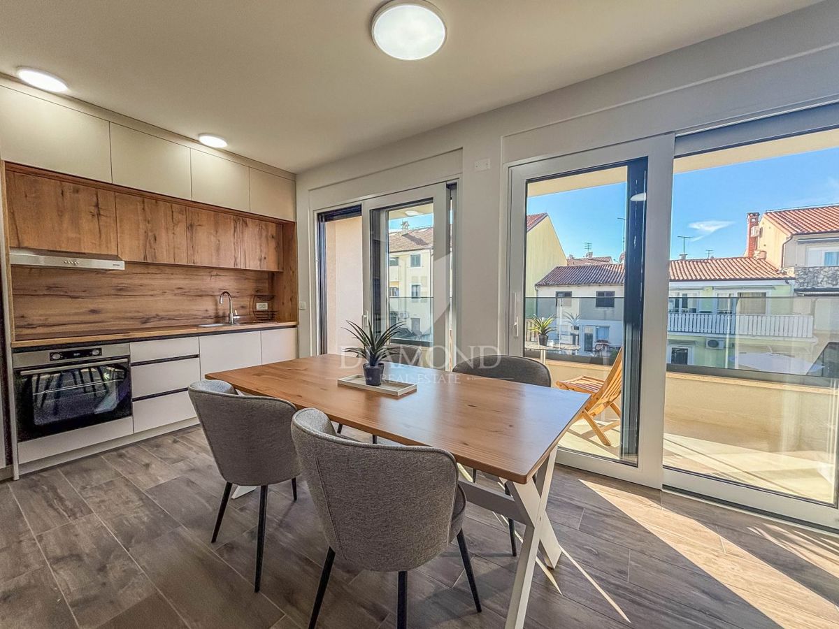 Umag- okolica, moderen stan blizu plaže z 2 parkirnima mestoma!