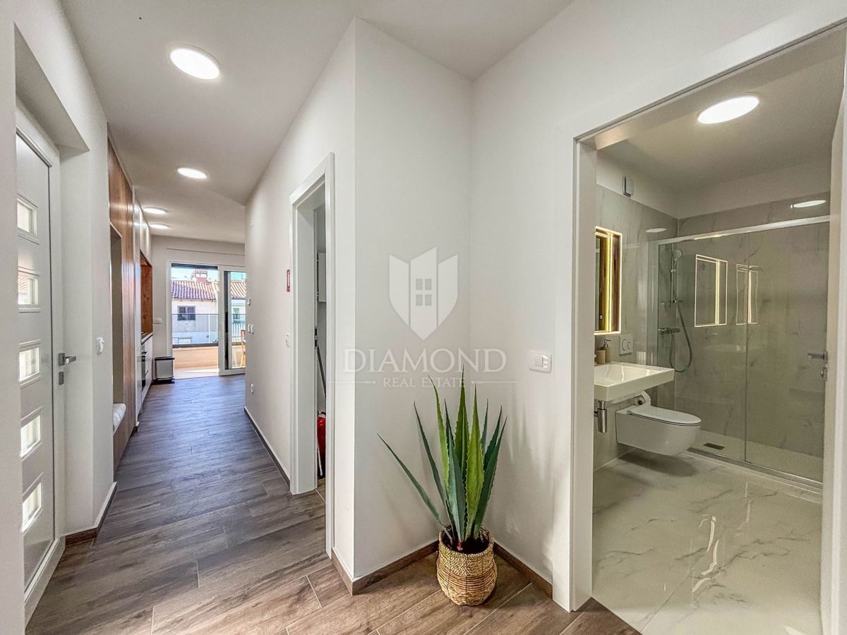 Umag- okolica, moderen stan blizu plaže z 2 parkirnima mestoma!