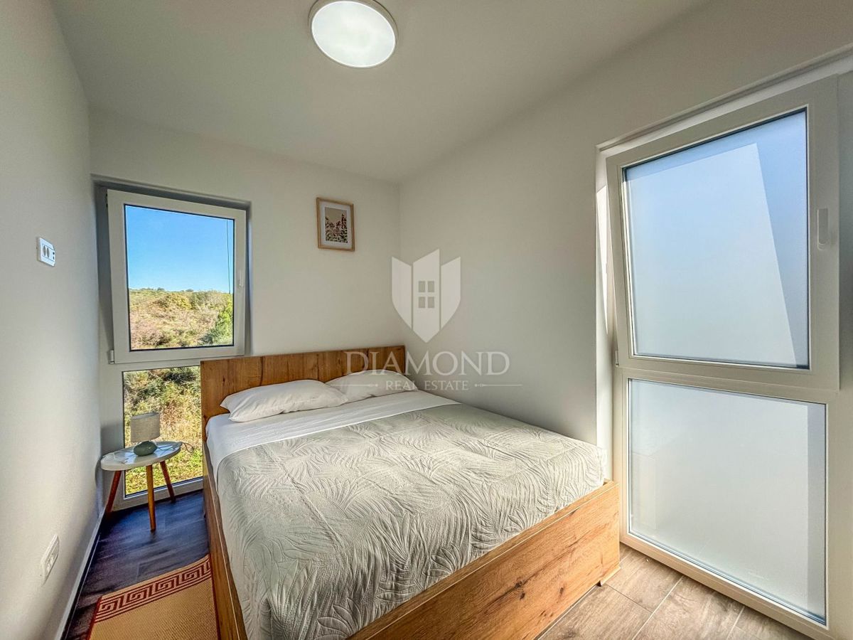 Umag- okolica, moderen stan blizu plaže z 2 parkirnima mestoma!