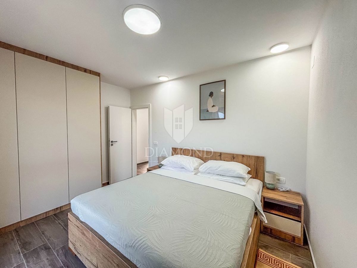 Umag- okolica, moderen stan blizu plaže z 2 parkirnima mestoma!