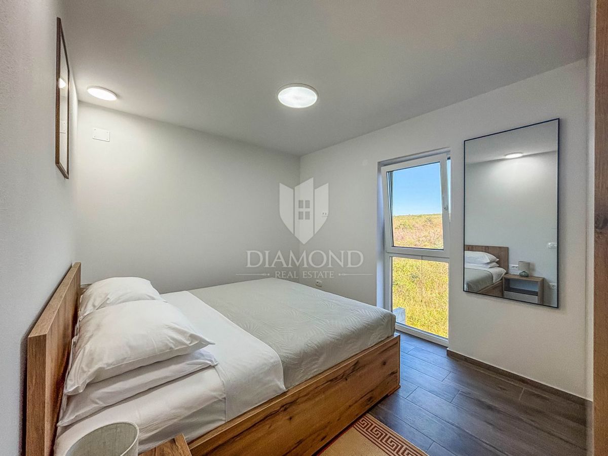 Umag- okolica, moderen stan blizu plaže z 2 parkirnima mestoma!