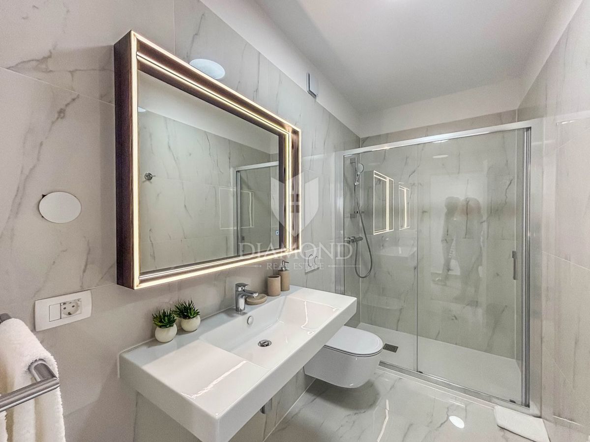 Umag- okolica, moderen stan blizu plaže z 2 parkirnima mestoma!