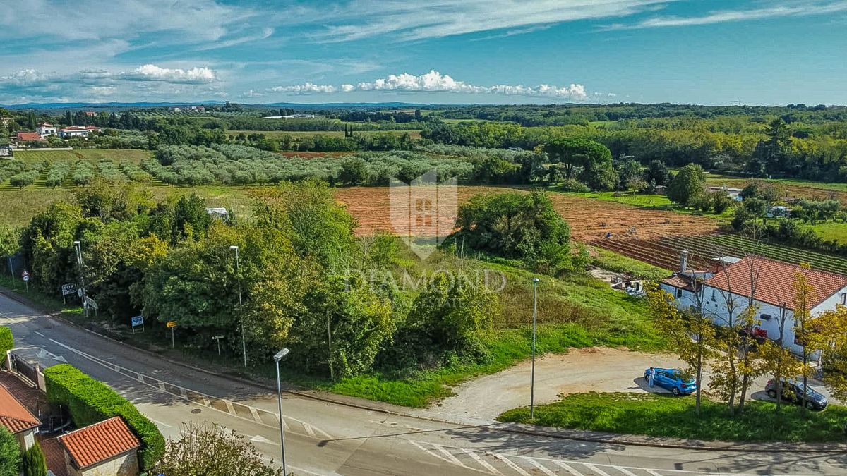 Okolica Umaga, zemljišče z investicijskim potencialom 450 m od morja!