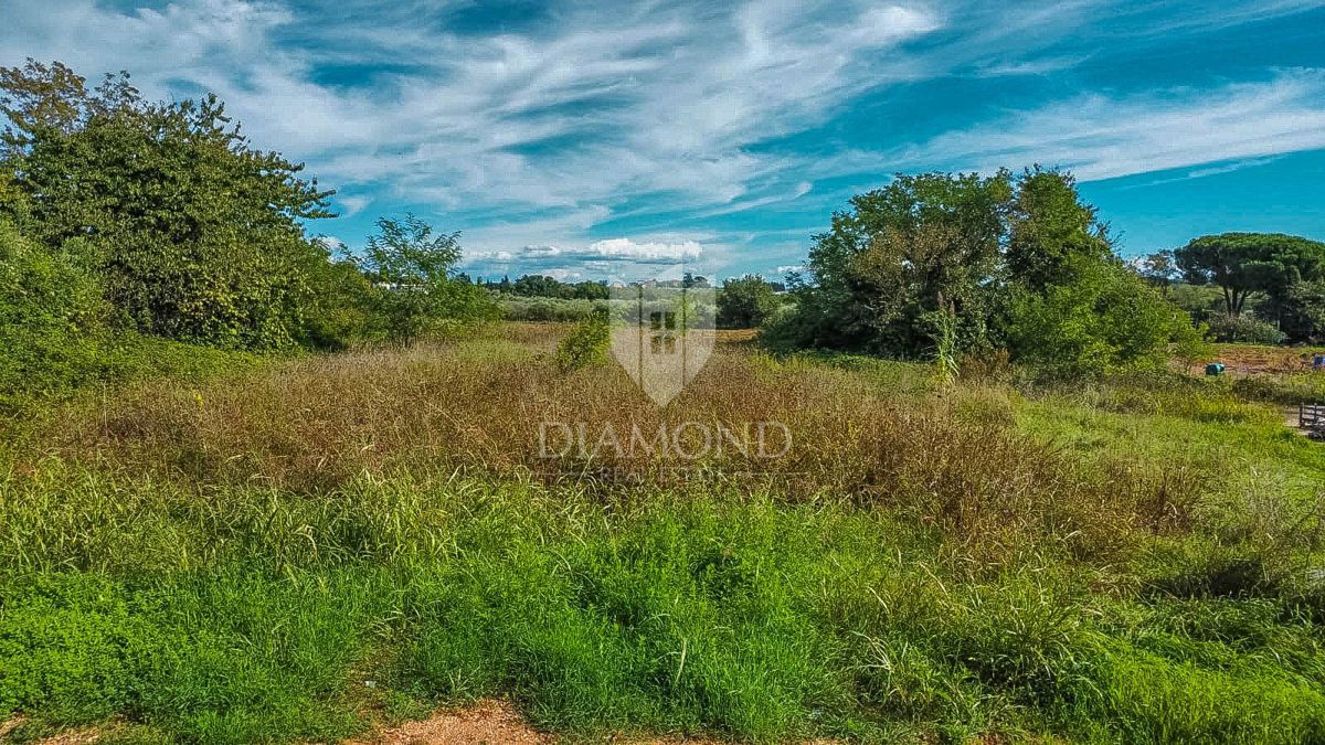 Okolica Umaga, zemljišče z investicijskim potencialom 450 m od morja!