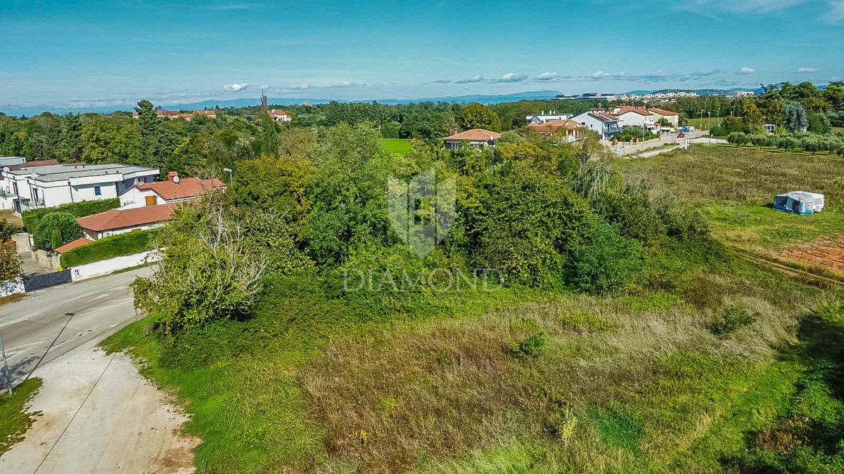 Okolica Umaga, zemljišče z investicijskim potencialom 450 m od morja!