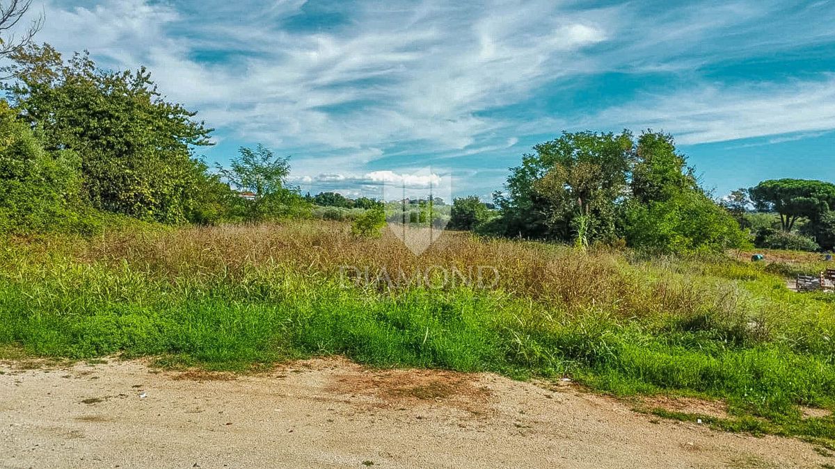 Okolica Umaga, zemljišče z investicijskim potencialom 450 m od morja!