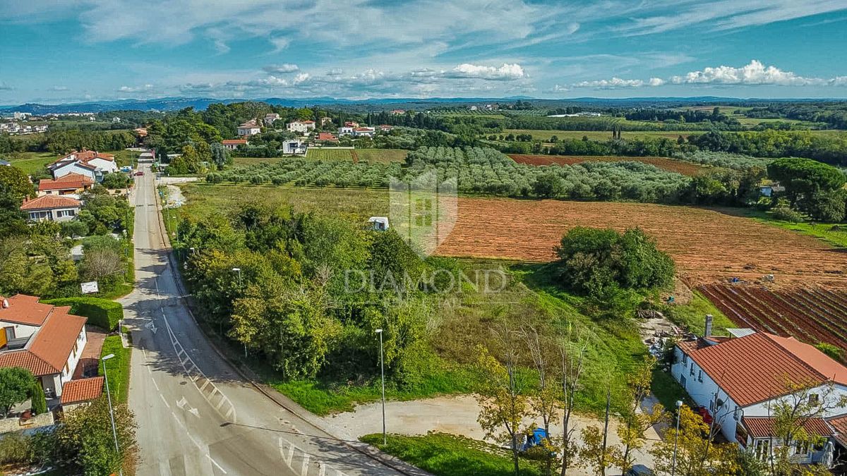 Okolica Umaga, zemljišče z investicijskim potencialom 450 m od morja!