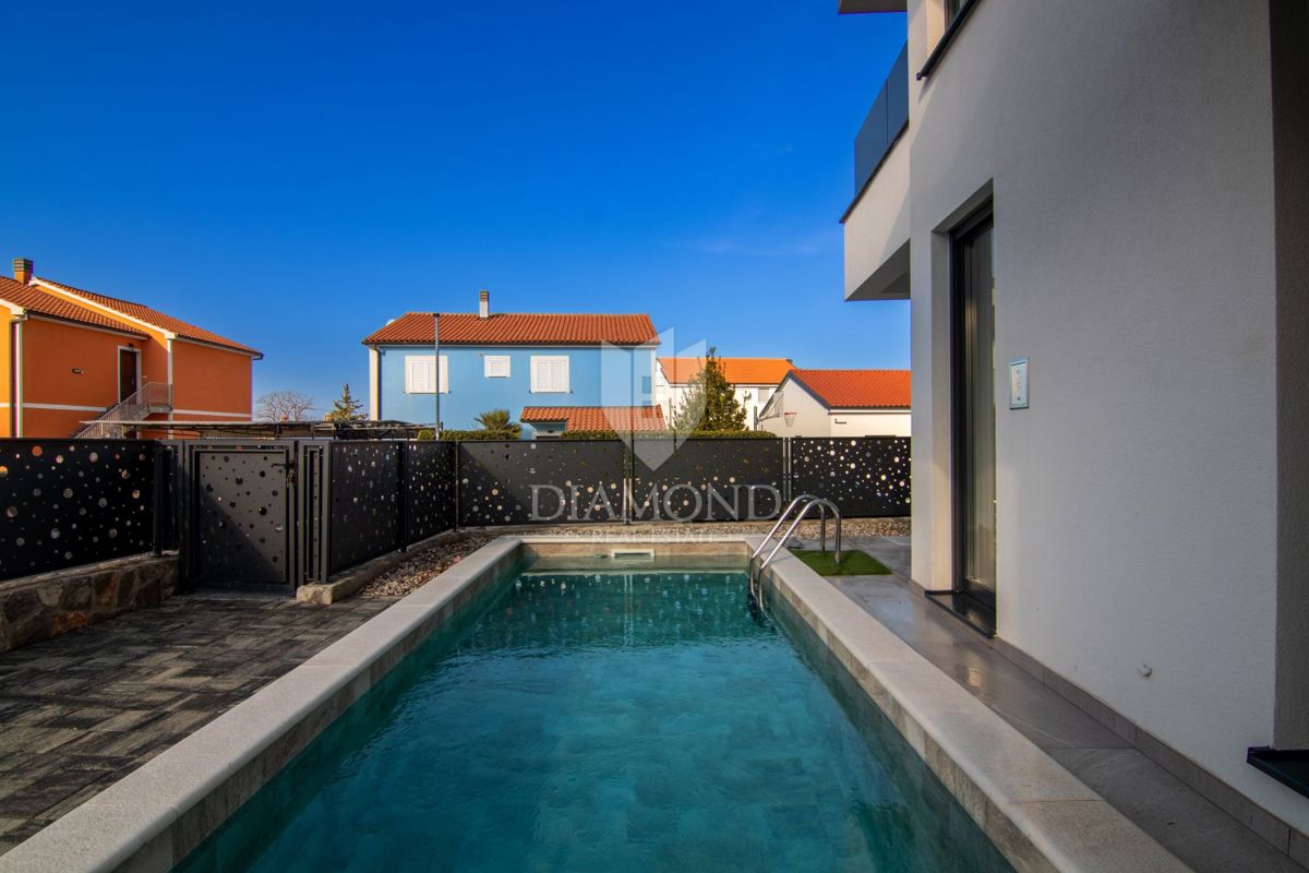 POL-SAMOSTOJNA HIŠA Z BAZENOM V MALINSKI