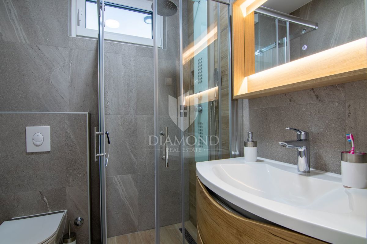 POL-SAMOSTOJNA HIŠA Z BAZENOM V MALINSKI