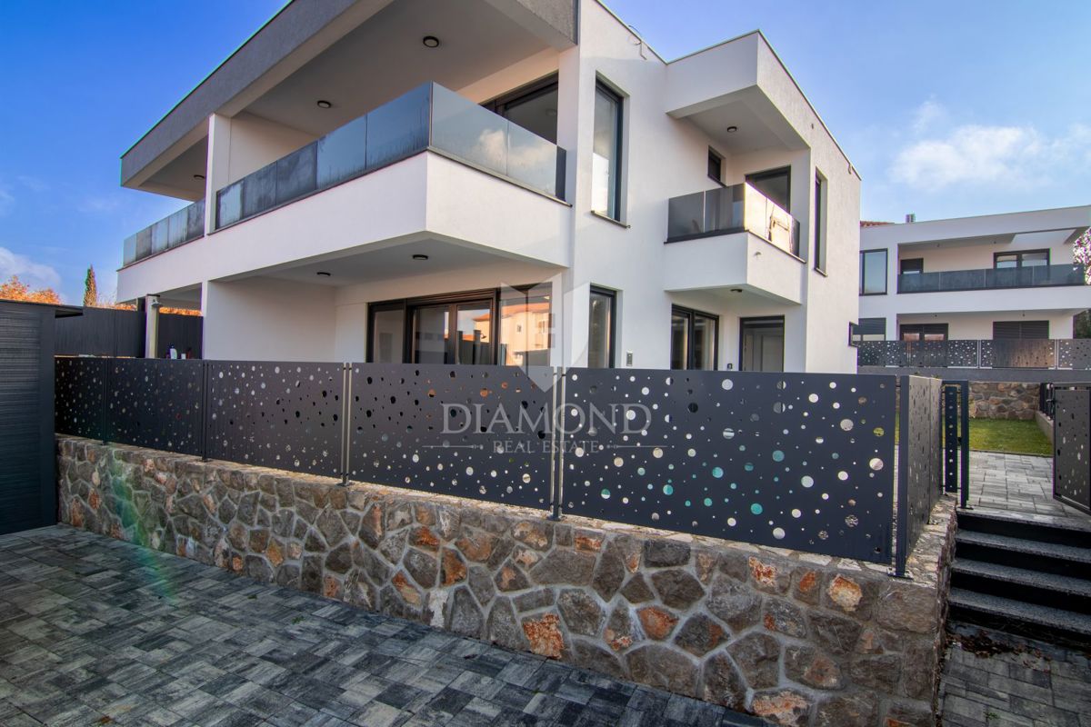 POL-SAMOSTOJNA HIŠA Z BAZENOM V MALINSKI