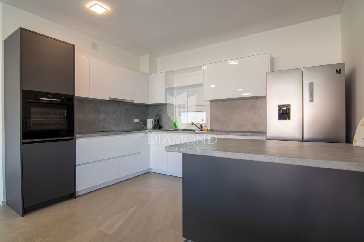 POL-SAMOSTOJNA HIŠA Z BAZENOM V MALINSKI