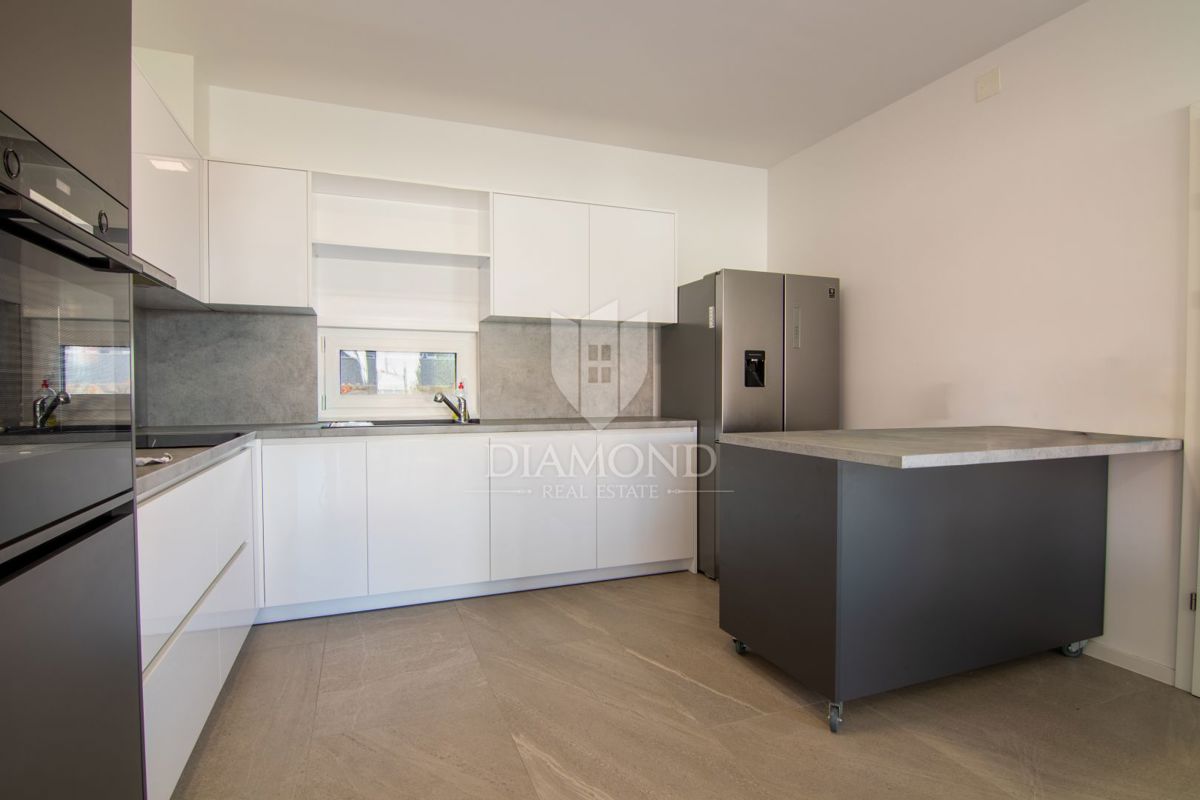 POL-SAMOSTOJNA HIŠA Z BAZENOM V MALINSKI