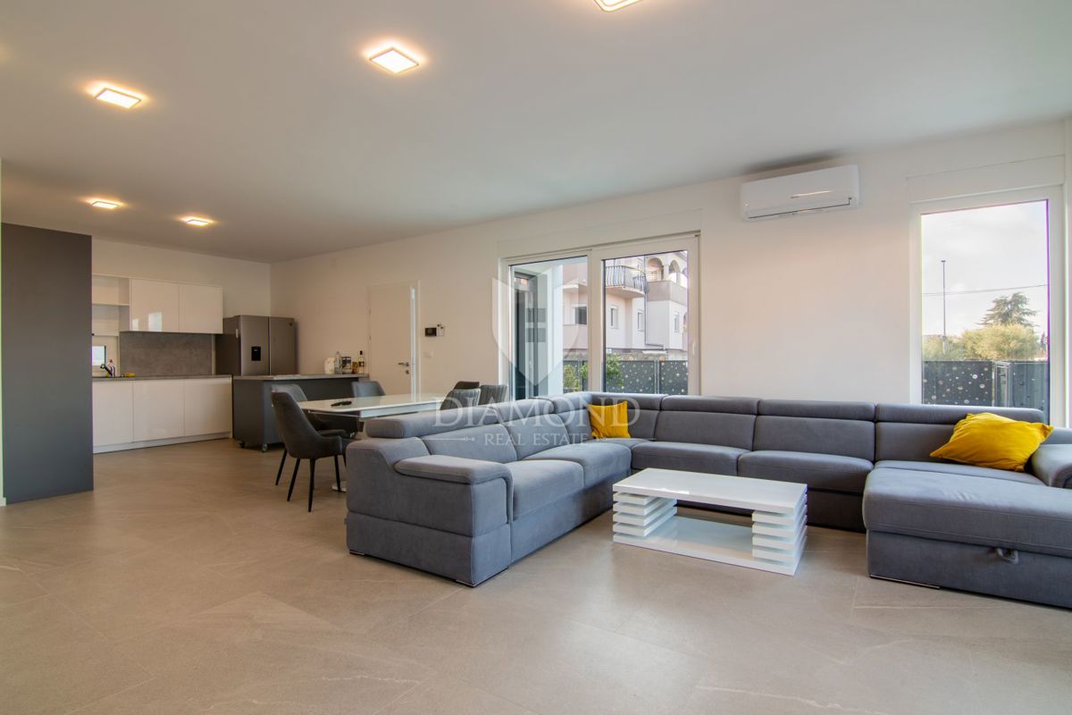 POL-SAMOSTOJNA HIŠA Z BAZENOM V MALINSKI