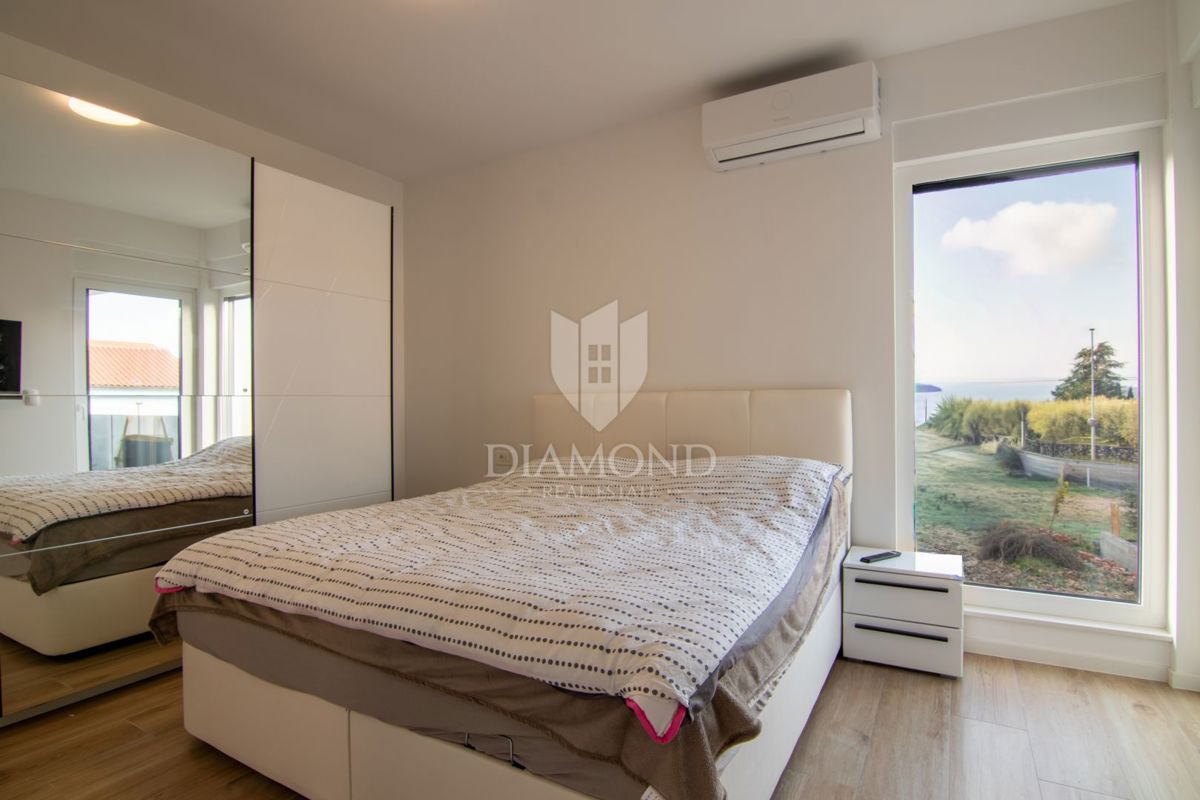 POL-SAMOSTOJNA HIŠA Z BAZENOM V MALINSKI