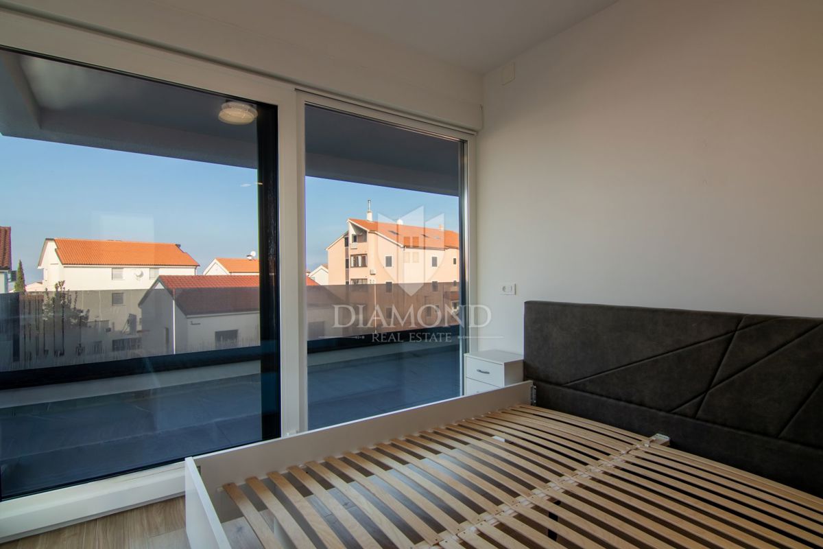 POL-SAMOSTOJNA HIŠA Z BAZENOM V MALINSKI