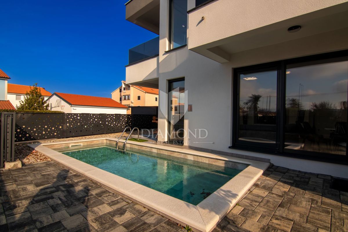 POL-SAMOSTOJNA HIŠA Z BAZENOM V MALINSKI