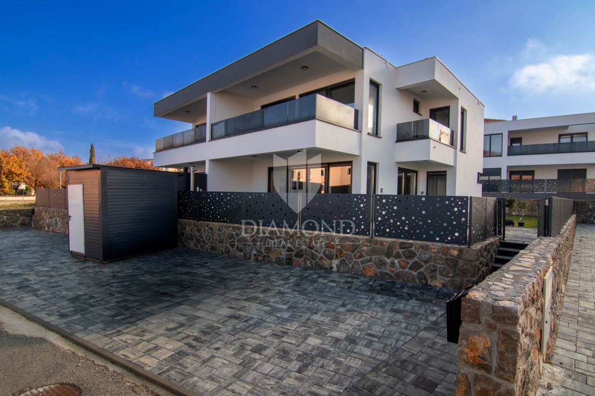 POL-SAMOSTOJNA HIŠA Z BAZENOM V MALINSKI