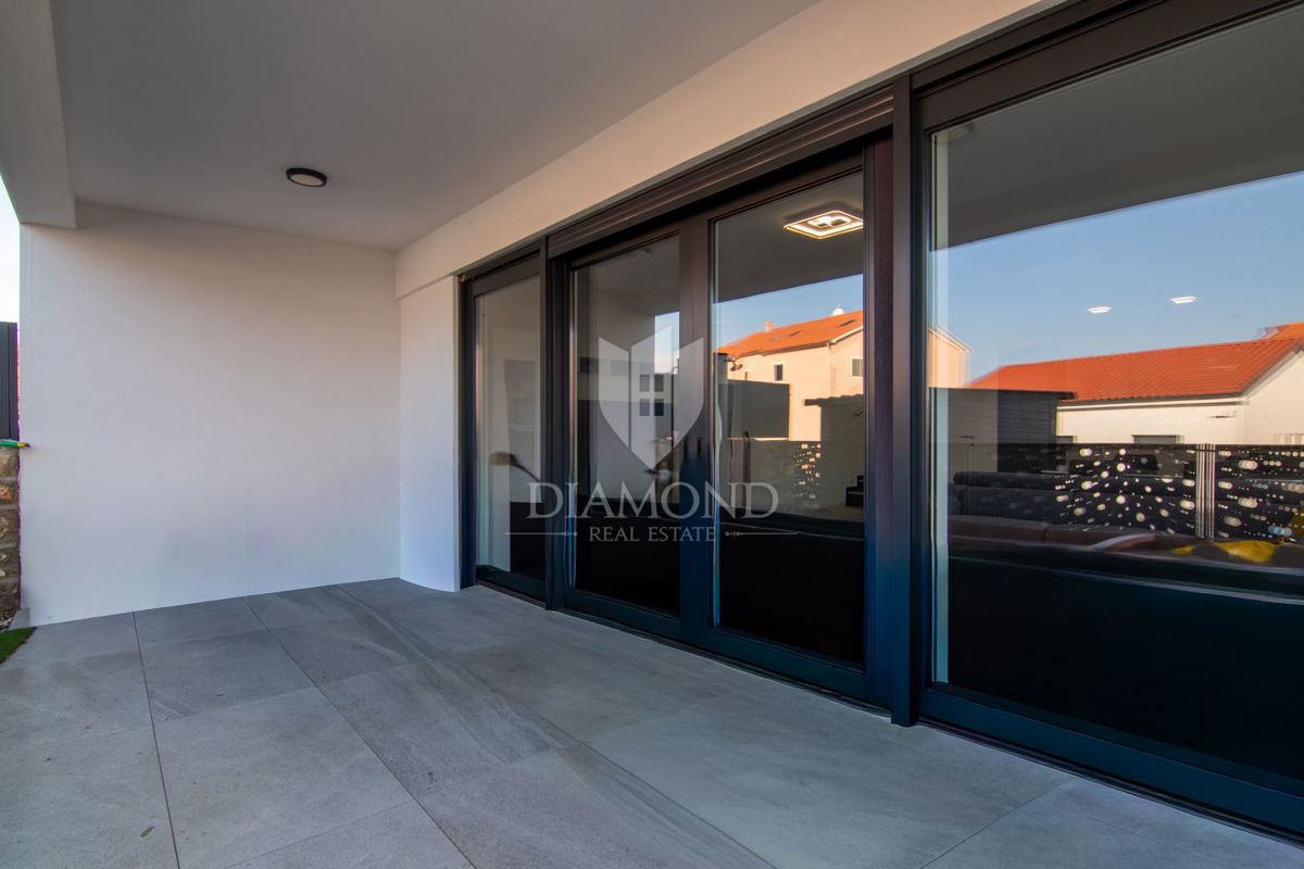 POL-SAMOSTOJNA HIŠA Z BAZENOM V MALINSKI