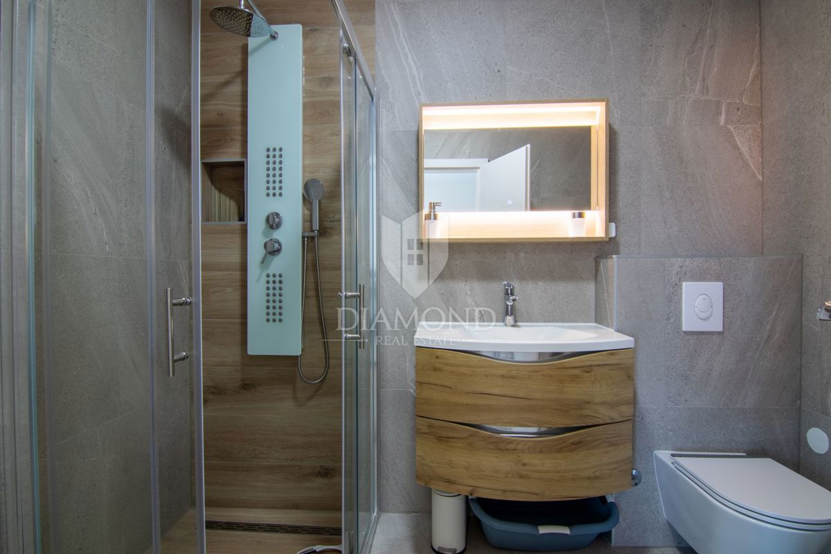 POL-SAMOSTOJNA HIŠA Z BAZENOM V MALINSKI