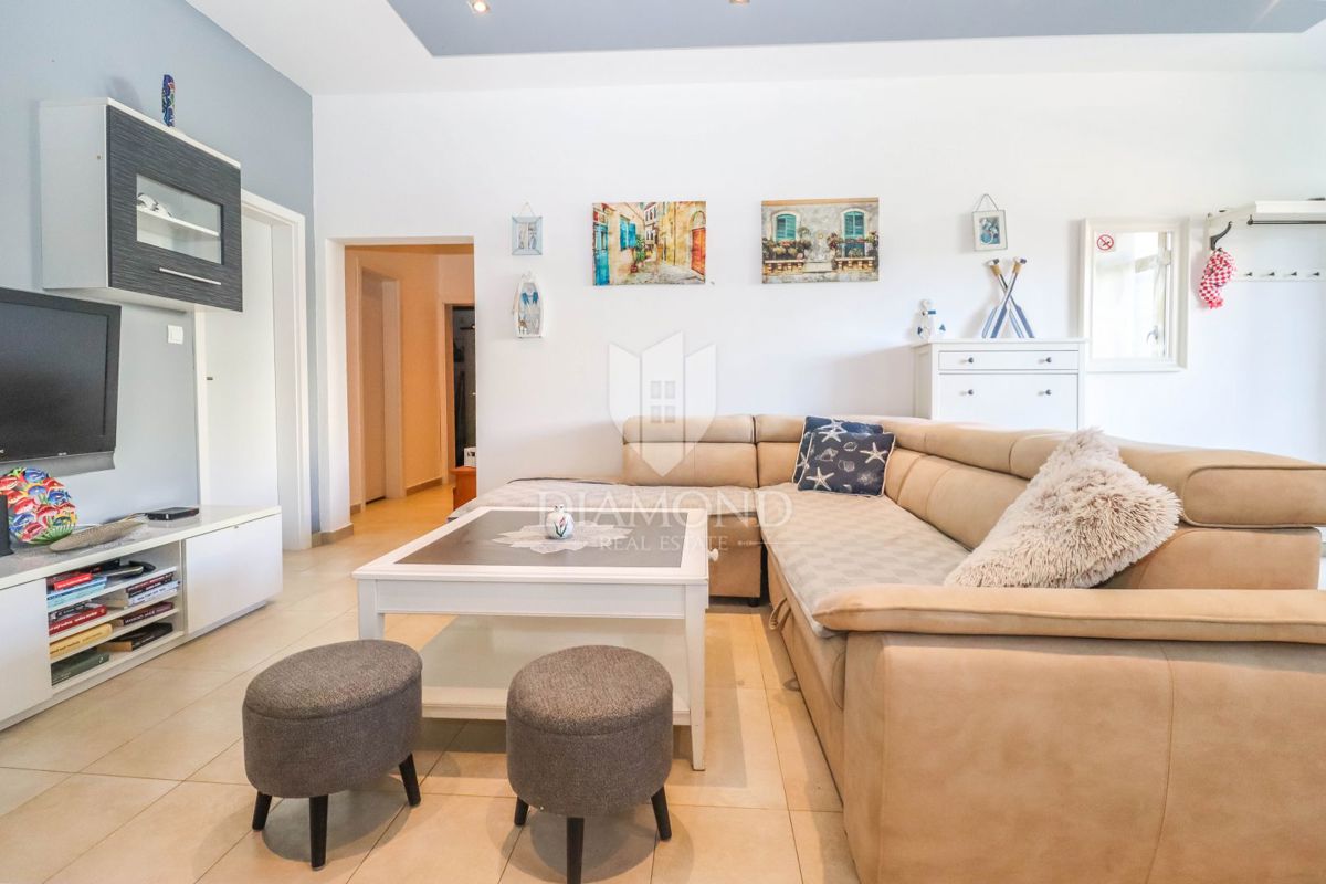 PRILOŽNOST! Apartma v Stoji s 3 spalnicami blizu plaže!