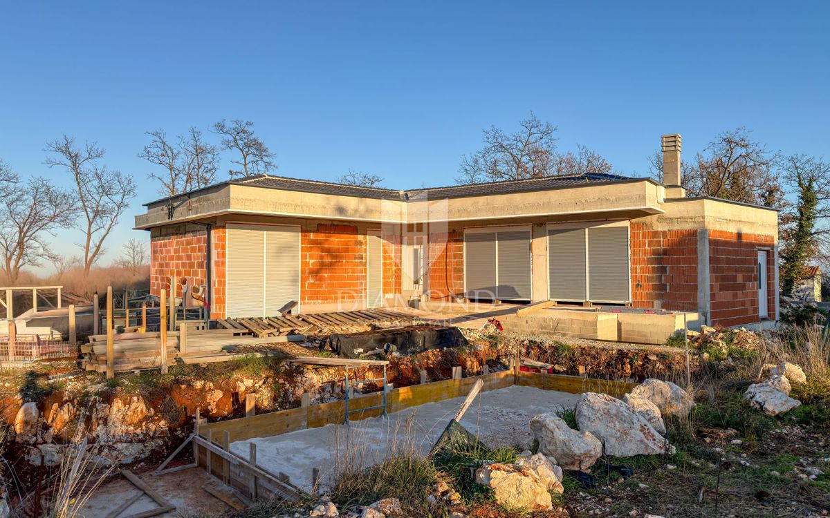 Vzhodna Istra, hiša v gradnji, 2,5 km od morja