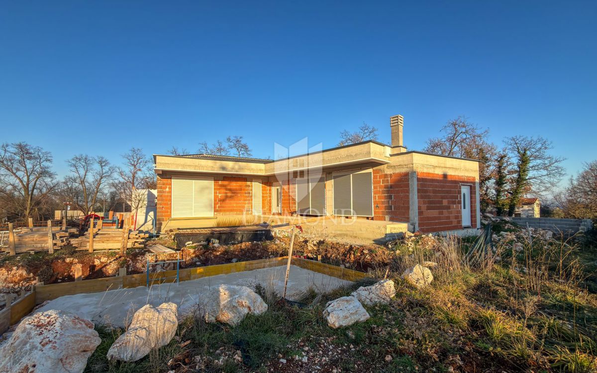 Vzhodna Istra, hiša v gradnji, 2,5 km od morja