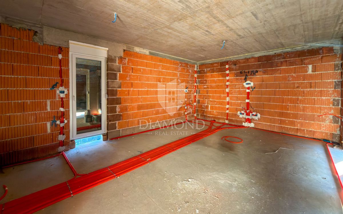 Vzhodna Istra, hiša v gradnji, 2,5 km od morja