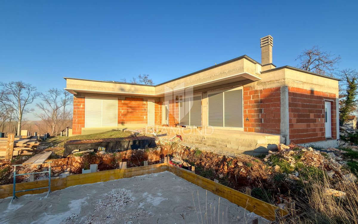 Vzhodna Istra, hiša v gradnji, 2,5 km od morja