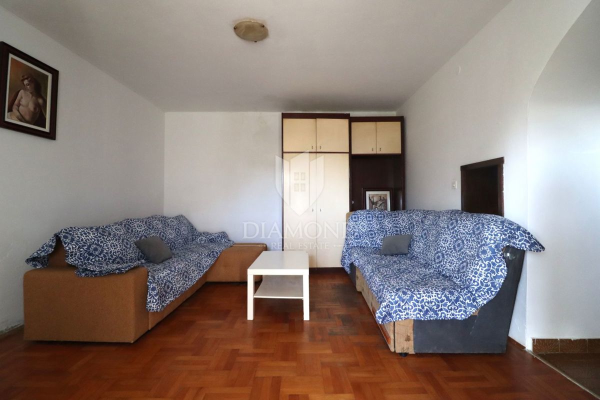 Poreč – hiša z dvema stanovanjskima enotama in velikim potencialom