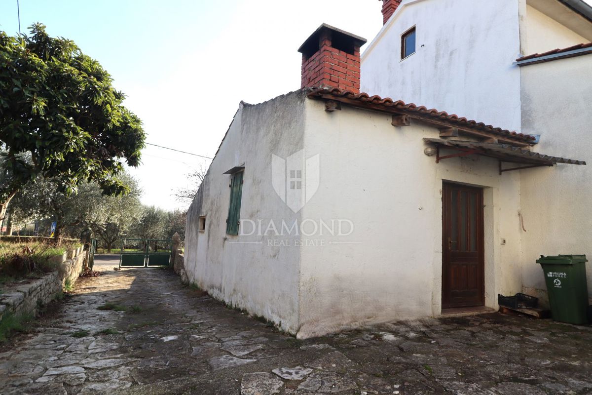 Poreč – hiša z dvema stanovanjskima enotama in velikim potencialom