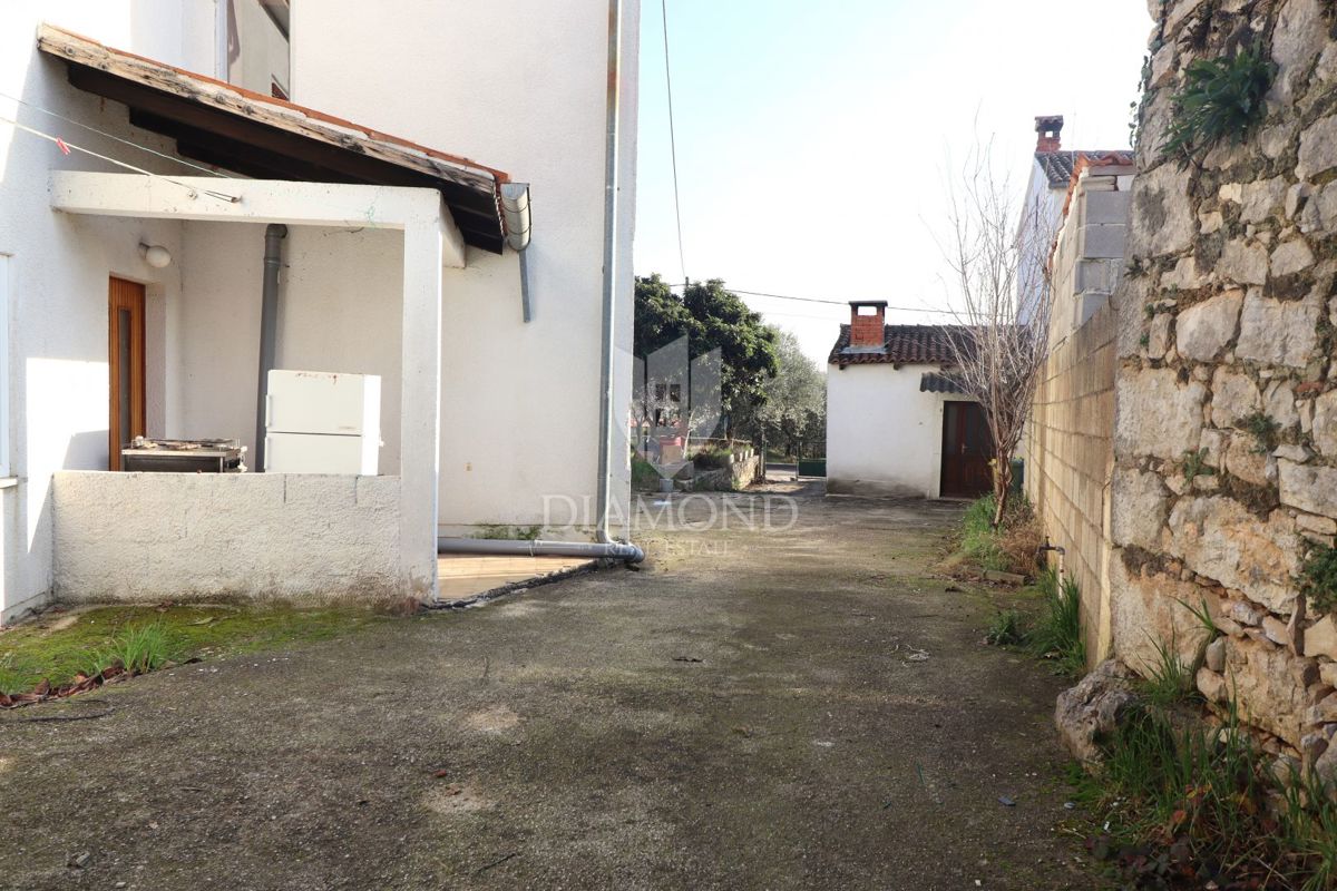 Poreč – hiša z dvema stanovanjskima enotama in velikim potencialom